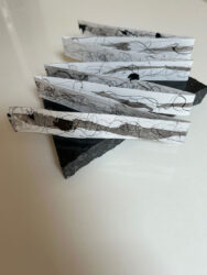 Kohle I Chin. Tusche I Graphite I Hahnemühle Kupferdruckkarton I auf Granitsockel I approx. H 3.0 x B 15.0 x T 15.0 cm